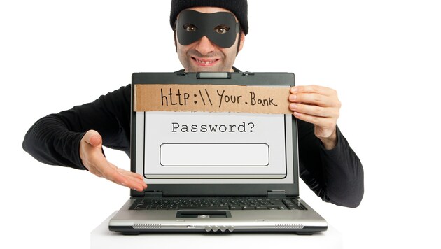 Antwortet man auf solche Betrüger-Mails, könnte man gleich das Passwort für den Bankzugang verraten. (Bild: stock.adobe.com)