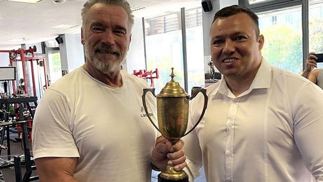 Arnold Schwarzenegger darf seinen „Mister Universum“-Pokal endlich wieder in den Händen halten. (Bild: instagram.com/berkelorand)