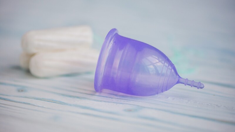 Menstruationsschalen bilden eine Alternative zu Tampons oder Binden, die auch umweltfreundlicher sind. (Bild: galitskaya/stock.adobe.com)