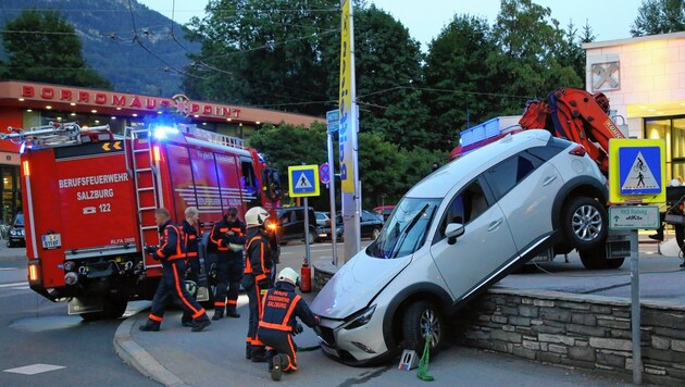 Der betrunkene Autolenker landete mit seinem weißen Mazda genau auf der Mauer. (Bild: Markus Tschepp)