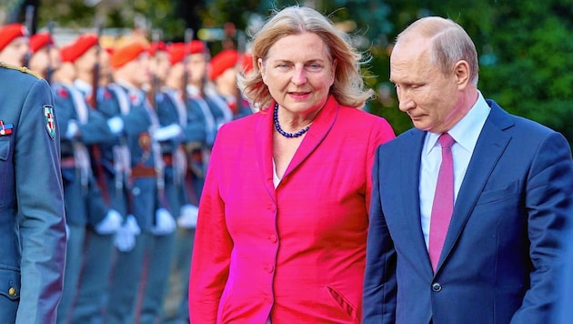Außenministerin Karin Kneissl und Russlands Präsident Wladimir Putin (Bild: Starpix/Klatu)