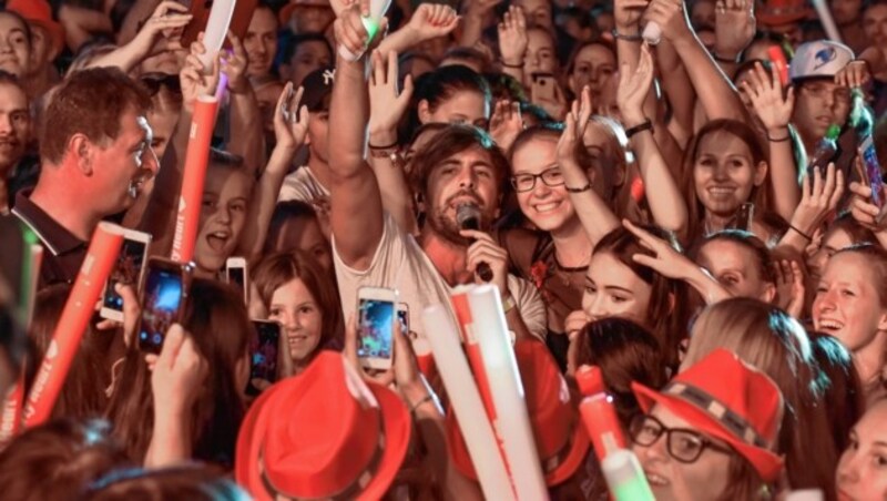 Max Giesinger nimmt ein Bad in der Menge. (Bild: Markus Wenzel)