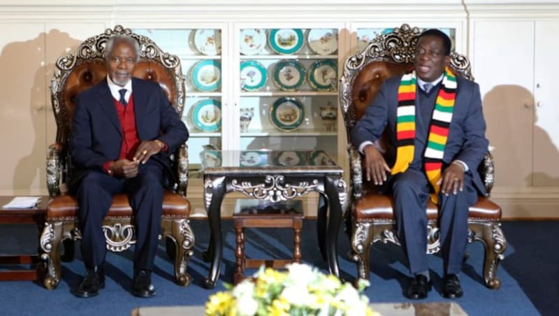 Noch am 20. Juli 2018 hatte Kofi Annan den Präsidenten von Simbabwe, Emmerson Mnangagwa getroffen. (Bild: AP)