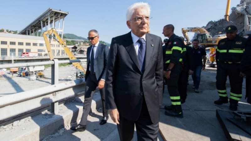 Italiens Präsident Sergio Mattarella am Ort des Unglücks (Bild: AP)