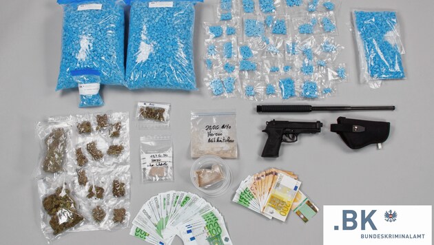 Neben mehreren tausend Euro in bar und Waffen wurden rund 11,5 Kilogramm an Drogen bei der Bande sichergestellt. (Bild: BK)