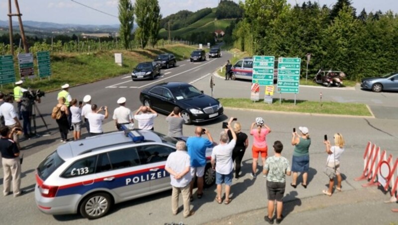 Schaulustige versuchen, einen Blick auf Putin zu erhaschen. (Bild: AP)