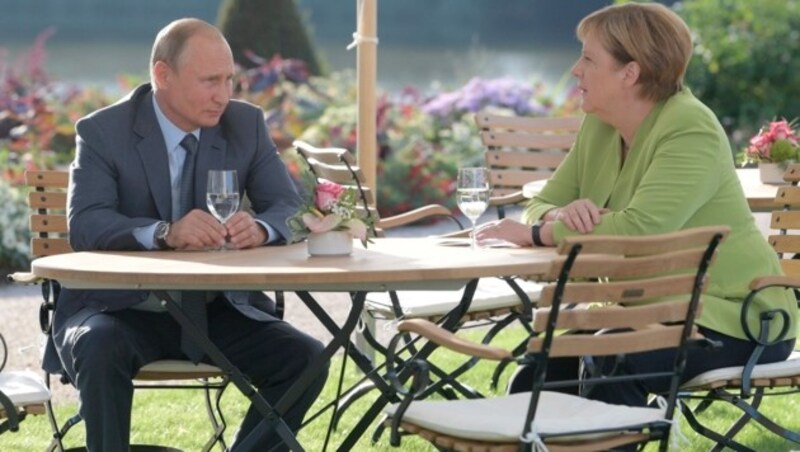 Putin zu Gast bei Merkel auf Schloss Gransee, nahe Berlin (Bild: ASSOCIATED PRESS)