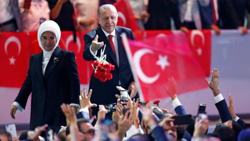 Recep Tayyip Erdogan mit seiner Frau Emine (Bild: ASSOCIATED PRESS)