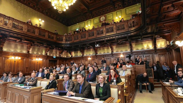 Zwei Monate Sitzungspause im Sommer, der Gemeinderatssaal im Grazer Rathaus bekommt dennoch eine Klimaanlage. 200.000 Euro kostet die inklusive zweier Nebenräume. (Bild: Juergen Radspieler)