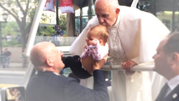 Der Papst küsst die kleine Gianna. (Bild: twitter.com, krone.at-Grafik)