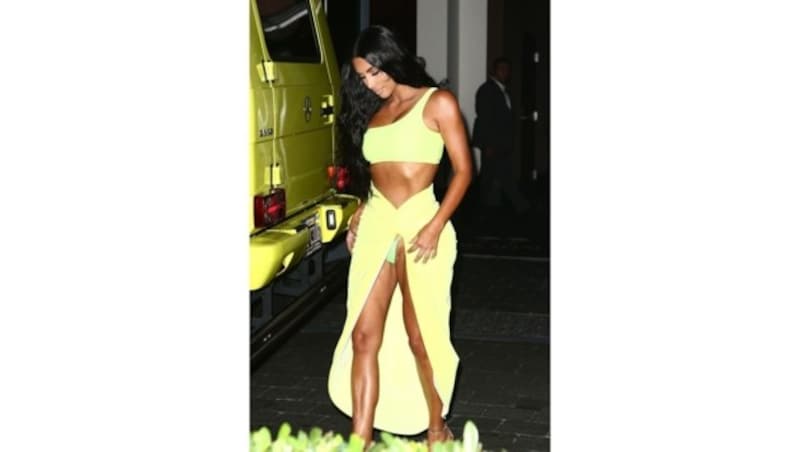 Unterm giftgelben Outfit trug Kim Kardashian einen ebenfalls giftig grünen Mini-String. (Bild: www.PPS.at)