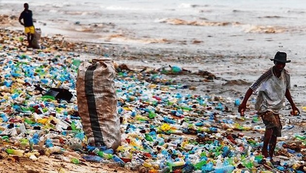 Ein Albtraum für die Natur: Plastikmeer am Strand von Ghana (Bild: EPA)