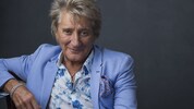 „One More Time“ ist das Motto der nächsten Tour, die den 80-jährigen Sir Rod Stewart auch nach Wien führt. (Bild: AFP/Invision)