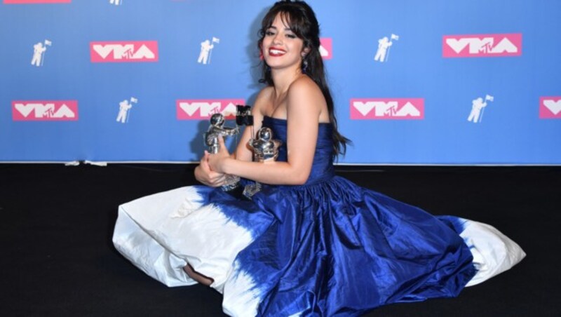 Camilia Cabello zeigte stolz ihre Preise. (Bild: AFP or licensors)