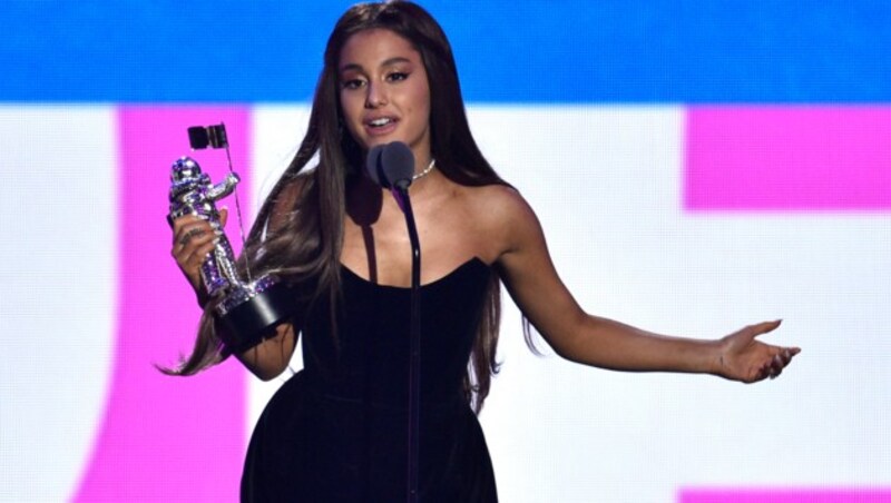 Ariana Grande freute sich über ihren Preis. (Bild: Invision)