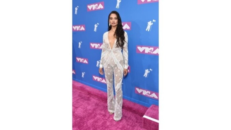 Fesch! Shanina Shaik verzauberte im semi-transparenten Jumpsuit. (Bild: 2018 Getty Images)