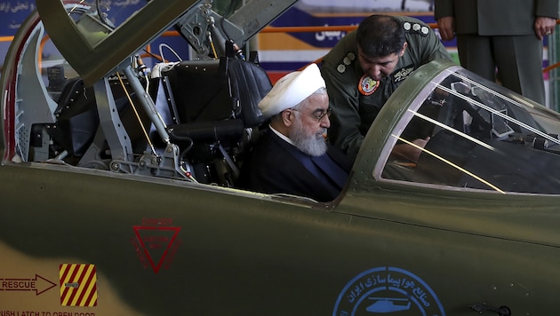 Irans Präsident Hassan Rouhani im Cockpit des neuen Kampfflugzeuges (Bild: AP)