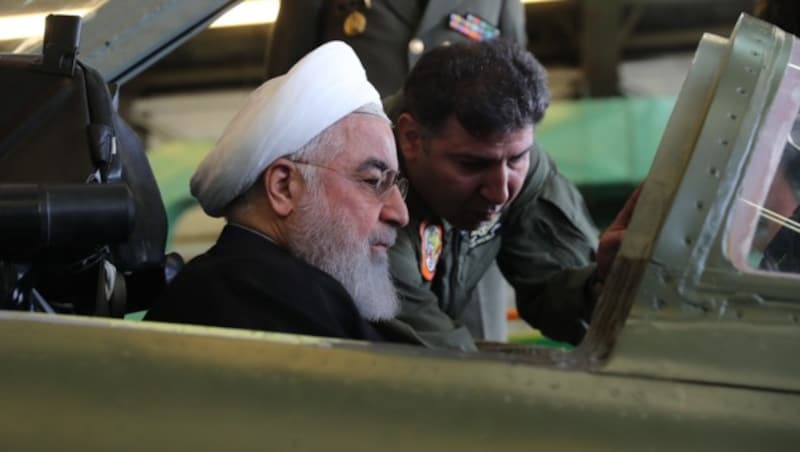 Irans Präsident Hassan Rouhani im Cockpit des neuen Kampfflugzeuges (Bild: AFP)