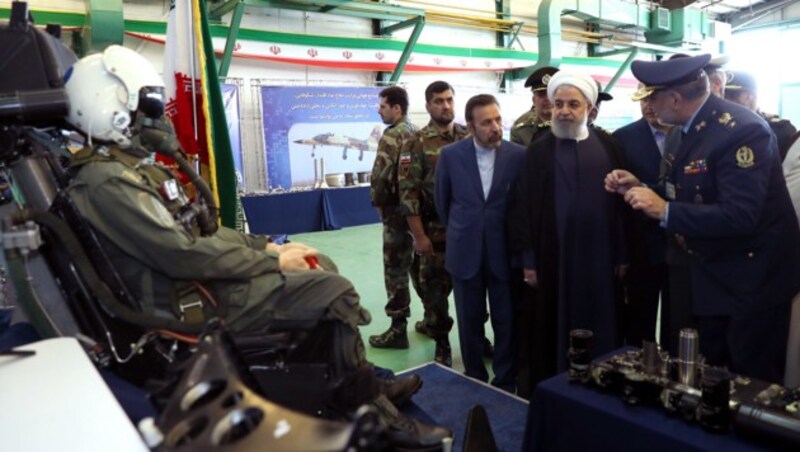 Rouhani lässt sich Irans neues Kampfflugzeug erklären. (Bild: AFP)