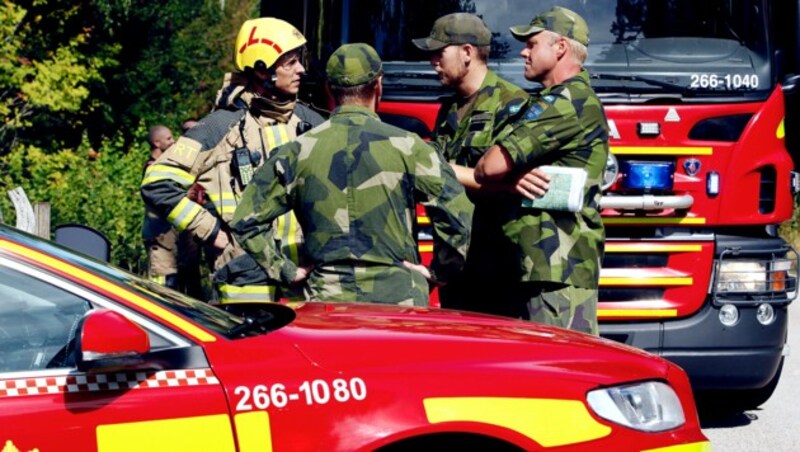 Soldaten an der Absturzstelle (Bild: AFP)