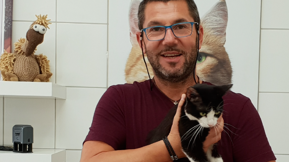 Charly Forstner mit der einzigen überlebenden Katze (Bild: Aktiver Tierschutz Steiermark)