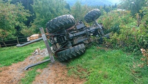 Der umgekippte Traktor (Bild: Stadtfeuerwehr Weiz)