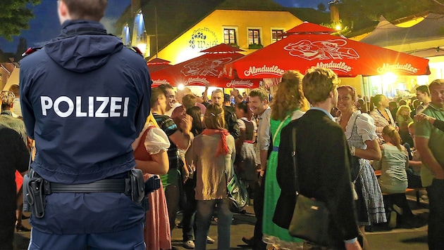 Police officers protect the popular Neustift Kirtag. (Bild: Peter Tomschi, stock.adobe.com, krone.at-Grafik)