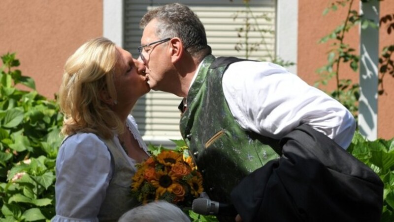 Außenministerin Karin Kneissl und ihr Ehemann Wolfgang Meilinger (Bild: APA/ROLAND SCHLAGER)