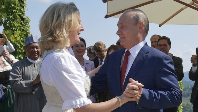 Die Außenministerin wagte mit Putin ein Tänzchen - wegen des Knicks danach geriet sie in Kritik. (Bild: AP)