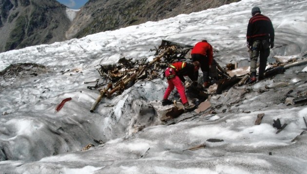 Im Jahr 2002 wurden von der Bergrettung erstmals Wrackteile entdeckt. Seither wird jedes Jahr etwas geborgen. (Bild: Bergrettung Prägraten)