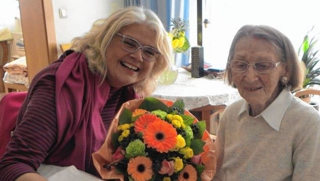 Frau Suida wurde zum100er von Anja Hagenauer besucht. (Bild: Hagenauer)