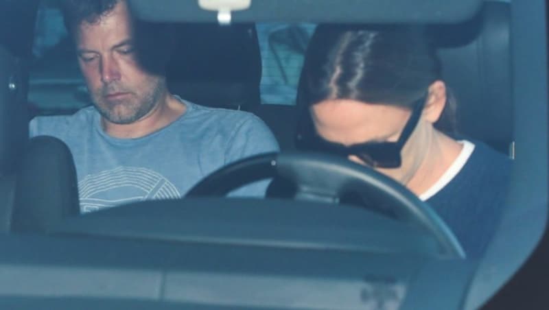 Jennifer Garner fährt, während Ben Affleck auf der Rückbank sitzt. (Bild: www.PPS.at)