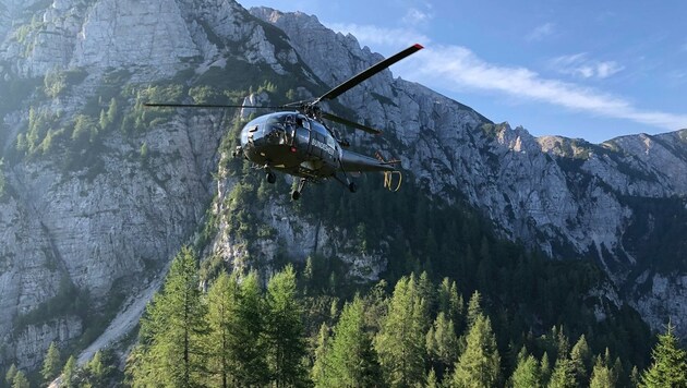 Der Hubschrauber des Bundesheeres steht auch im Einsatz. (Bild: Feuerwehr Völkermarkt)