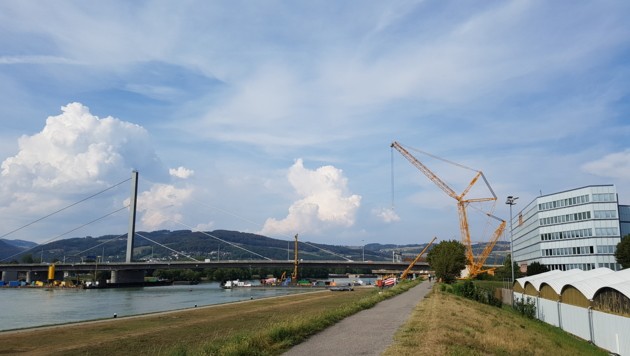 Die Voest-Brücke in Linz ist noch lange eine Riesenbaustelle. Mehrere Tage lang wurde auf Linzer Seite ein 600-Tonnen-Kran aufgebaut, der bis zu 100 Tonnen schwere Brückenbauteile am Wochenende umheben wird. (Bild: Werner Pöchinger)