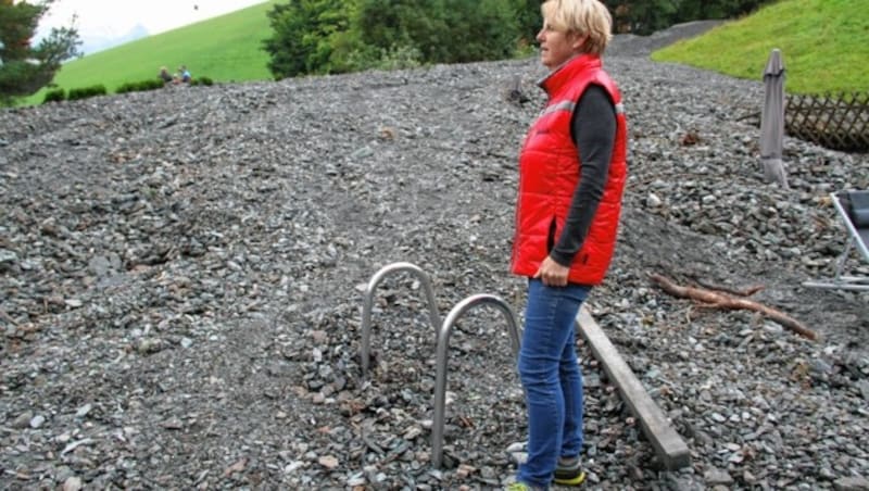 Besitzerin Juliane Feiersinger vom Hotel Marten: Dort wurde der Swimmingpool mit Geröll verschüttet. (Bild: Land Salzburg/Melanie Hutter)