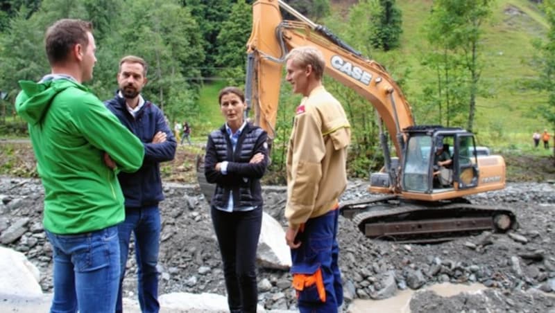 Landesrat Stefan Schnöll beim Lokalaugenschein im Gespräch mit Einsatzleiterin Monika Vogl (BH), Bürgermeister Alois Hasenauer und Feuerwehrmann Fabian Krecji (Bild: Land Salzburg/Melanie Hutter)