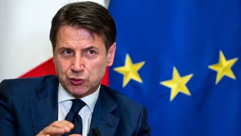 Italiens Regierungschef Giuseppe Conte will wegen der Weigerung der EU-Partner nun „Konsequenzen ziehen“. (Bild: AP)