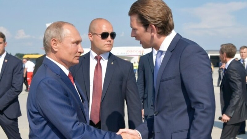 Wladimir Putin und Sebastian Kurz nach einem gemeinsamen Gespräch im Anschluss an die Hochzeit von Karin Kneissl (Bild: AP)