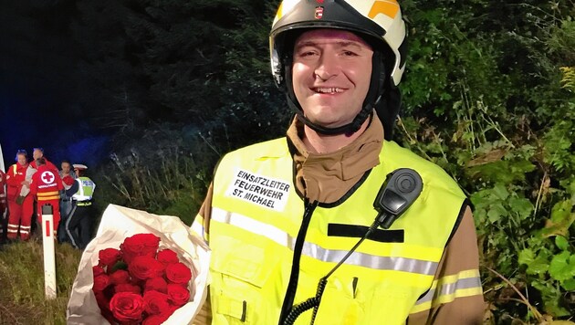 Die Feuerwehr St. Michael eilte dem ägyptischen Blumenverkäufer zu Hilfe. Für Feuerwehrkommandant Markus Pfeifenberger gab es Rosen als Dankeschön. (Bild: ROLAND HOLITZKY)