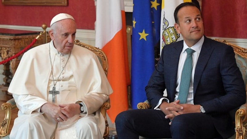 Irlands Premier Leo Varadkar hofft nun auf neue Beziehungen zwischen seinem Land und der katholischen Kirche. Der Glaube vieler Iren ist wegen der zahlreichen Missbrauchsskandale erschüttert worden. (Bild: APA/AFP/TIZIANA FABI)