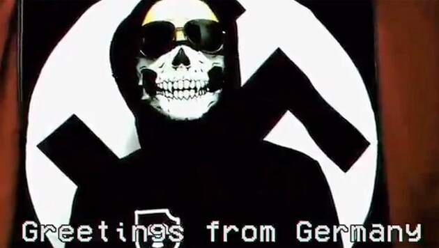Der „Sprecher“ des deutschen Ablegers von „Atomwaffen Division“ grüßt in einem Propagandavideo die Kameraden in den USA. (Bild: twitter.com)