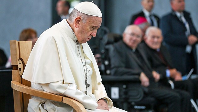 Papst Franziskus beim Gebet in Irland (Bild: APA/AFP/WMOF2018/MAXWELL/Handout)