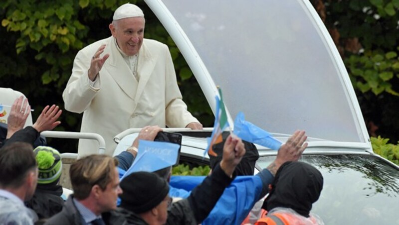 Papst Franziskus bei seiner Ankunft im Wallfahrtsort Knock (Bild: APA/AFP/TIZIANA FABI)