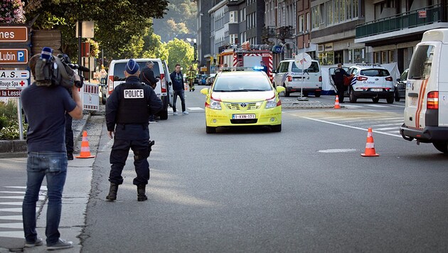 Die Polizisten von Spa trauern um einen ihrer Kollegen, der auf der Rue Reine Astrid erschossen wurde. (Bild: APA/AFP/Belga/KOEN BLANCKAERT)