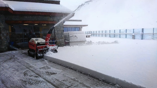 Eine Schneefräse war am Hintertuxer Gletscher im Einsatz. (Bild: Hintertuxer Gletscher)