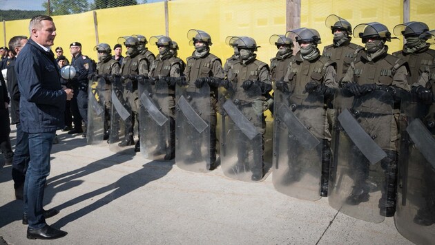 Der Verteidigungsminister mit Soldaten des Bundesheeres (Bild: HBF/Daniel TRIPPOLT)