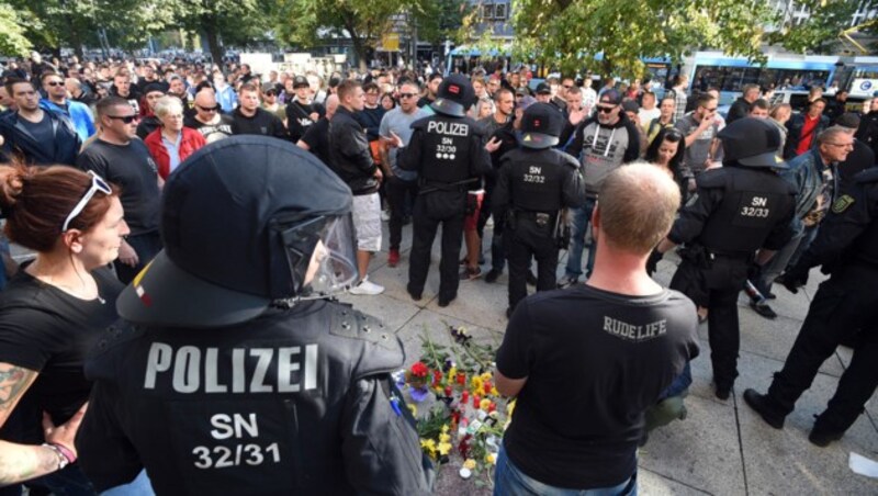 Der Großteil der Demonstranten versammelte sich am Sonntag friedlich an jenem Ort, an dem der 35-jährige Deutsche erstochen worden war. Blumen und Kerzen wurden niedergelegt. (Bild: APA/AFP/dpa/Andreas Seidel)