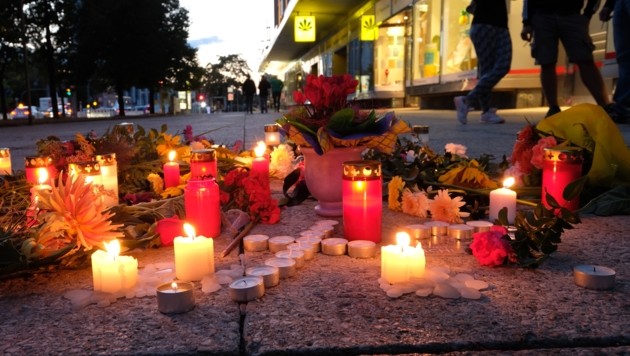 Kerzen und Blumen für den toten Chemnitzer (Bild: APA/AFP/dpa/Sebastian Willnow)
