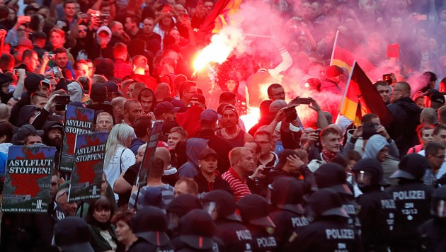 Die Gewaltbereitschaft steigt und die Polizei hatte am zweiten Tag in Folge teilweise keine Kontrolle über den wütenden Mob. (Bild: APA/AFP/Odd ANDERSEN)
