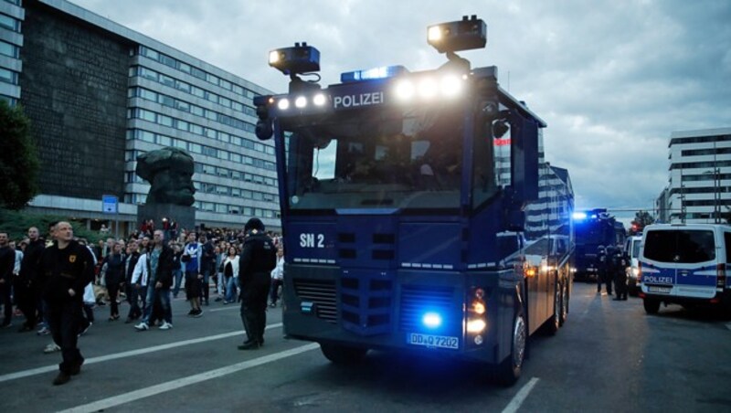 Die Polizei trennte die beiden demonstrierenden Gruppen auch mittels Wasserwerfer. (Bild: APA/AFP/Odd ANDERSEN)